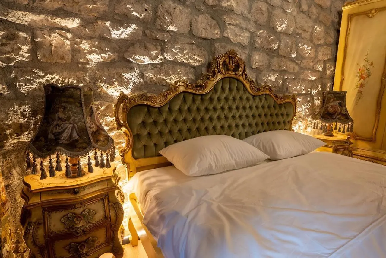 Castle Boutique Hotel 地拉那